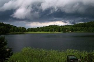 Majitelé švédského ekoresortu utekli ze země. Zůstaly po nich stovky sudů s lidskými výkaly - Novinky